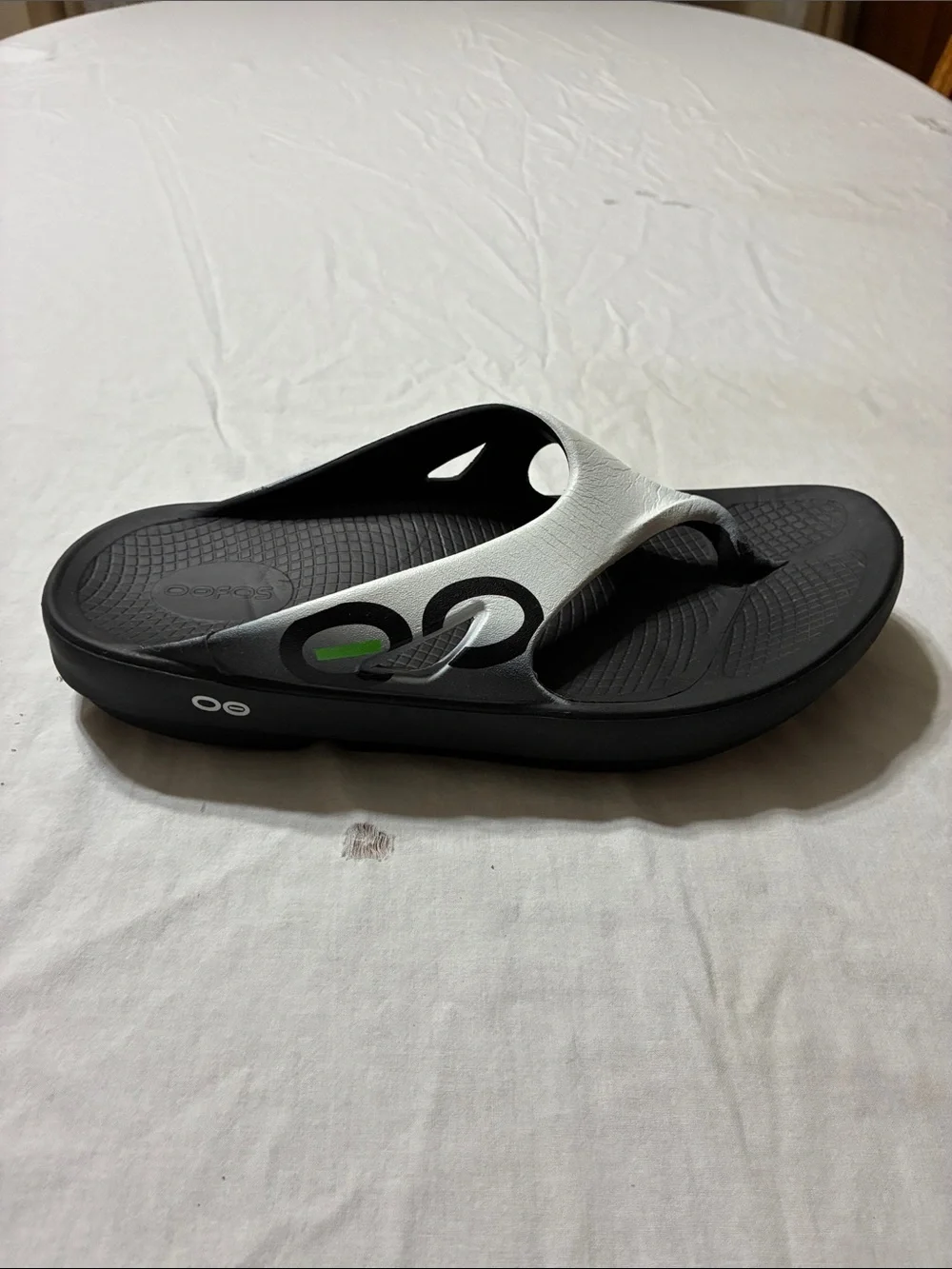 Men’s OOFOs OOriginal Sport Recovery Flip Flop Sandals (Black/White)